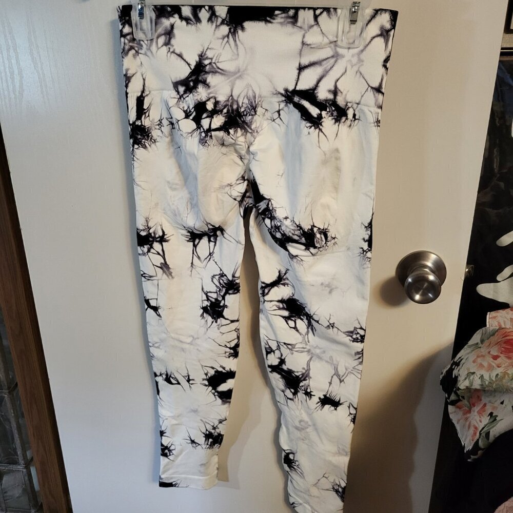 NWOT WOMANS BUTT LIFT TIE DYED LEGGINGS SZ L - Picture 2 of 4